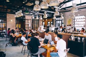 khach-hang-quan-cafe