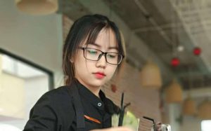 nhan-vien-phuc-vu-xinh-dep